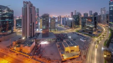Business Bay Dubai gökdelenleri su kanalları ile aydınlattı. Günbegün geçiş panoramik zaman dilimi. Karmaşık kullanım geliştirme ile konut ve ofis kuleleri aynı ayak izini paylaşıyor