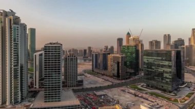 Dubai İş Körfezi gökdelenleri. Sabah güneş doğarken su kanalı havadan zaman ayarlı. Karmaşık kullanım geliştirme ile konut ve ofis kuleleri aynı ayak izini paylaşıyor