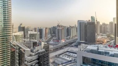 Dubai 'deki Business Bay' deki gökdelenler. Turnalı yeni kulelerin kesişme ve inşaat sahası, Birleşik Arap Emirlikleri