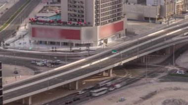 Dubai 'deki Business Bay' de yol kesişmesi ve gökdelenler. Yukarıdan gelen trafik ile kavşak noktası, Birleşik Arap Emirlikleri