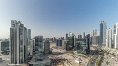 Panorama, Bay Bulvarı 'nı Business Bay havacılık, Dubai, BAE' de modern kuleleri olan yerleşim yerlerini gösteriyor. Büyük otoparkı ve şantiyesi olan gökdelenler.