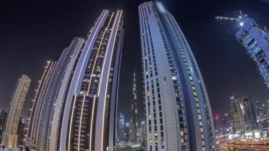 Dubai şehir merkezindeki en uzun gökdelenlerin panoraması alışveriş merkezinin yakınındaki bulvar caddesinde gece hava saatleri. Çatısı bahçeli yürüyüş alanı