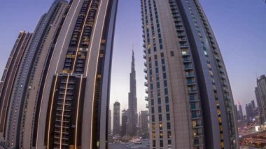 Dubai şehir merkezindeki en uzun gökdelenlerin panoraması alışveriş merkezinin hava gününden gece geçiş zamanına yakın caddede yer alıyor. Gün batımından sonra çatısı olan yürüyüş alanı.