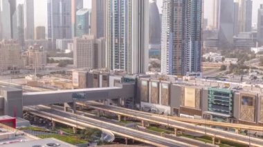 Alışveriş merkezinin yakınındaki yol üstü ve Sheikh Zayed Yolu etrafındaki yüksek binalar ve Dubai, BAE 'deki DIFC bölgesi zaman tüneli. Uluslararası Finans Merkezi gökdelenleri