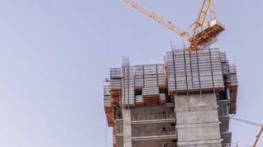 Gökdelenlerin hava zaman çizelgelerinin inşaat süreci. Açık gökyüzünün arka planına karşı pek çok gökdelen ve inşaat halindeki yeni binalar.