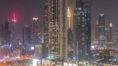 Sheikh Zayed Yolu ve DIFC bölgesi çevresindeki yüksek binalar ve Dubai, BAE 'deki gece saatleri. Cam yüzeyi olan Uluslararası Finans Merkezi gökdelenleri