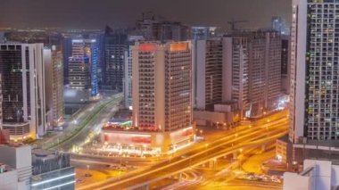 Dubai 'deki Business Bay' deki gökdelenler. Turnalı yeni kulelerin yol kavşağı ve şantiyesi, Birleşik Arap Emirlikleri