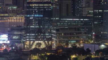 Sheikh Zayed Yolu ve DIFC bölgesi çevresindeki modern binalar Dubai, BAE 'deki gece saatleri. Cam yüzeyi olan Uluslararası Finans Merkezi gökdelenleri