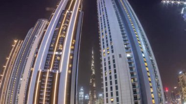 Dubai şehir merkezindeki en uzun gökdelenlerin panoraması tüm gece boyunca alışveriş merkezinin antenine yakın bir caddede yer almaktadır. Çatı bahçeleri ve Ay 'ın battığı yürüyüş alanı