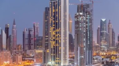 Sheikh Zayed Yolu ve DIFC hava sahası çevresindeki yüksek binaların panoraması Dubai, BAE 'deki günlük geçiş zamanı. Daha önce cam yüzeyi olan Uluslararası Finans Merkezi gökdelenleri