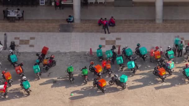 Banyak Sepeda Motor Pengiriman Diparkir Jalan Dekat Restoran Dan Supermarket — Stok Video