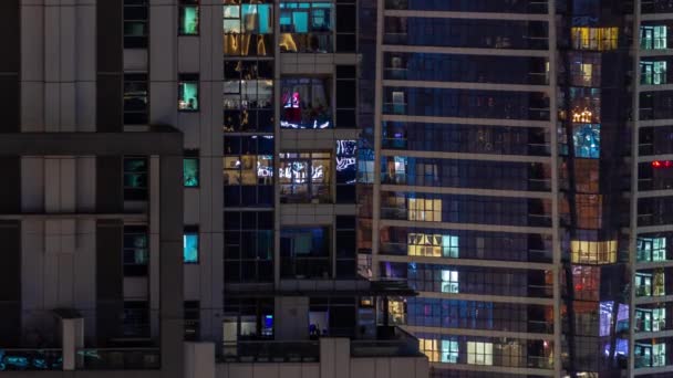 Okna Mieszkania Przeszklone Blask Drapacza Chmur Nocy Oświetleniem Miasta Odbicie — Wideo stockowe
