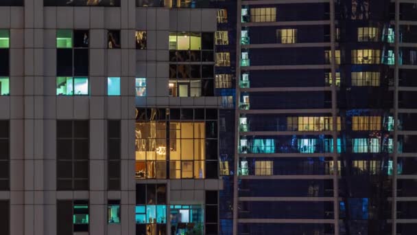 Mieszkanie Panoramiczne Okna Przeszklonego Wieżowca Blask Nocy Oświetleniem Miasta Odbicie — Wideo stockowe
