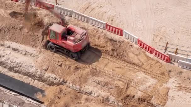 Grupo Trabajadores Excavadoras Rojas Excavando Drenaje Agua Sitio Construcción Timelapse — Vídeo de stock