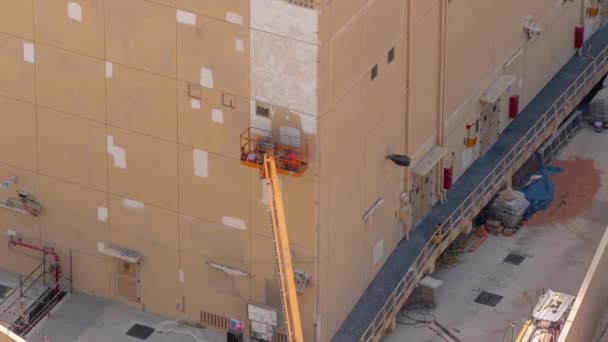 Travailleurs Construction Dans Seau Véhicule Grue Pour Restauration Réparation Façade — Video