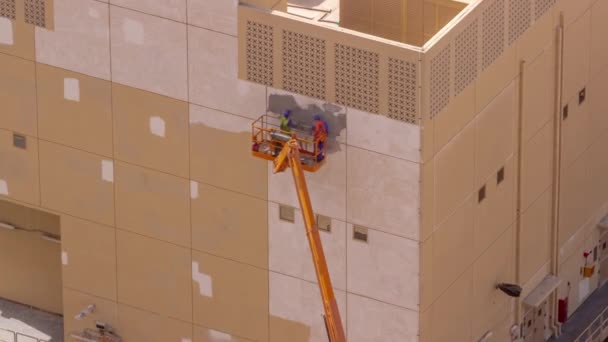 Robotnicy Budowlani Wiadrze Dźwigiem Renowacji Naprawy Elewacji Budynku Antenowego Timelapse — Wideo stockowe