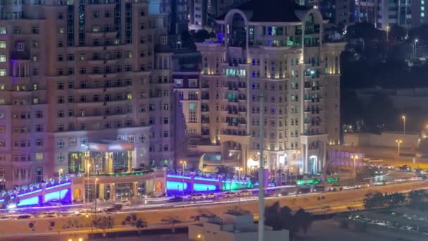 从空中俯瞰迪拜金融区 酒店和交通在路上穿行 夜间照明的传统建筑 — 图库视频影像