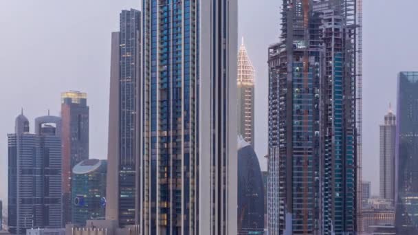 アラブ首長国連邦のドバイで夜の遷移パノラマのタイムラプスへのシェイクZayed RoadとDifc地区航空日の周りの高層ビルの行 ガラス面を持つ国際金融センターの超高層ビル — ストック動画