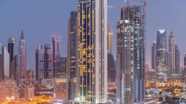 シェイク ザイド ロードとDifc地区の周りの高層ビルのパノラマは アラブ首長国連邦のドバイで昼の遷移時間経過します ガラス面を持つ国際金融センターの高層ビル前に — ストック動画