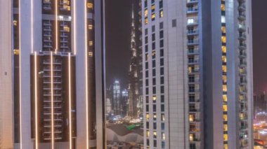 Dubai şehir merkezindeki en uzun gökdelenler tüm gece boyunca alışveriş merkezinin havadan izlediği zaman dilimi yakınlarındaki bulvar caddesinde ve Ay batarken. Çatısı bahçeli yürüyüş alanı