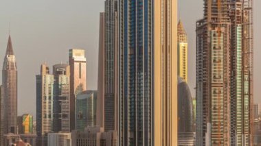 Şeyh Zayed Yolu çevresindeki yüksek binaların ve Dubai, BAE 'deki DIFC hava sahasında sabah saatleri. Gündoğumunda Uluslararası Finans Merkezi gökdelenleri