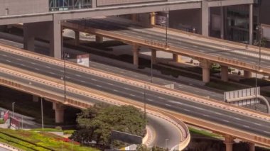 Üst geçitte, Dubai 'deki alışveriş merkezinin yakınındaki yaya köprüsü altında karayolu trafiği. Şehir merkezinin çatısından hava görüntüsü