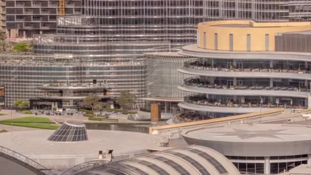 アラブ首長国連邦ドバイでのレストランのタイムラプスを持つショッピングモールの外観 背景に建設中の高層ビルの中で最も高い空上の景色 — ストック動画