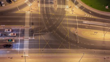 Dubai Ticaret Koyu 'ndaki bir kavşaktaki şehir trafiğini gösteren hava görüntüsü. Yukarıdan yol kesişmesi, birçok arabanın otomobil trafiği, ulaşım hareketi