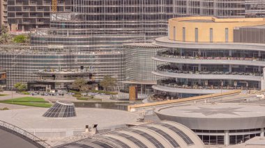Dubai, Birleşik Arap Emirlikleri 'nde restoranları olan bir alışveriş merkezi. Arka planda yapım aşamasında olan en yüksek gökdelenlere sahip hava üst görünümü