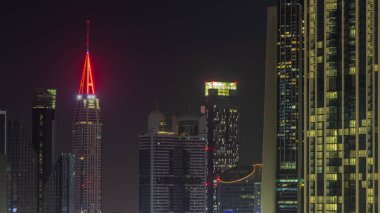 Şeyh Zayed Yolu 'nun etrafında yanıp sönen ışıklar ve Dubai, BAE' deki DIFC hava sahasında gece saatleri olan yüksek binaların orada. Cam yüzeyi olan Uluslararası Finans Merkezi gökdelenleri