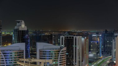 Dubai 'deki Business Bay' deki gökdelenler. Yeni vinçleri olan kuleler ve inşaat alanı, Birleşik Arap Emirlikleri