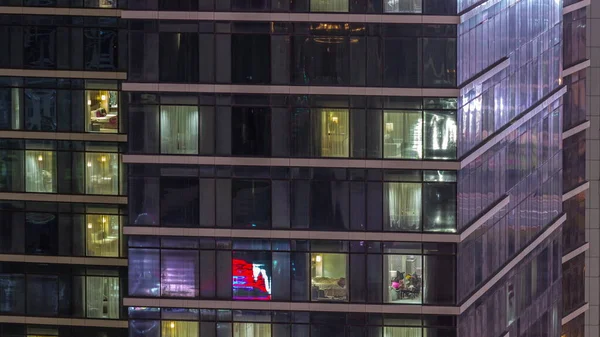 Ventanas Del Apartamento Con Persianas Rascacielos Acristalado Brillan Por Noche —  Fotos de Stock