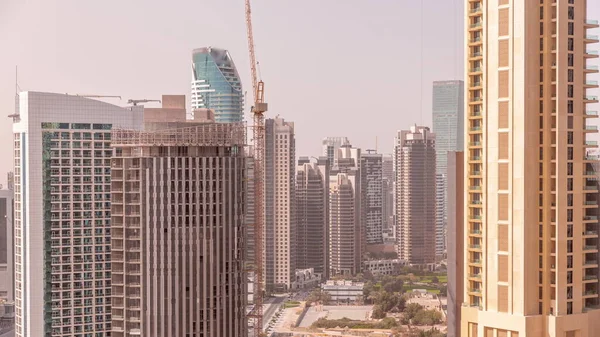 Arranha Céus Baía Negócios Dubai Parque Com Gramado Verde Canteiro — Fotografia de Stock