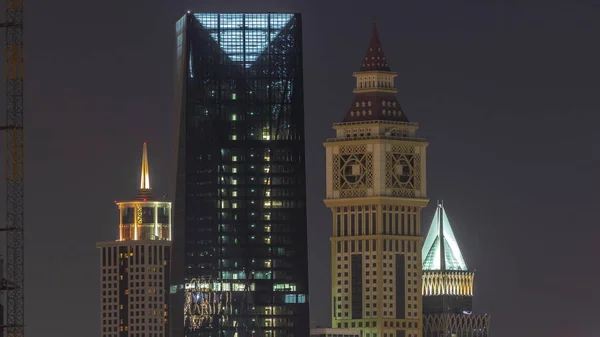 アラブ首長国連邦ドバイのシェイク ザイド ロードとDifc地区の空の夜のタイムラプスの周りの高層ビル ガラス面を持つ国際金融センターの超高層ビル — ストック写真