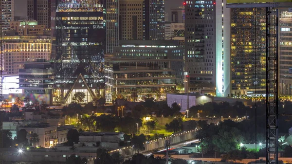 阿拉伯联合酋长国迪拜Sheikh Zayed路和Difc区周围的现代建筑在夜间空中穿行 设有建筑工地的国际金融中心摩天大楼 — 图库照片