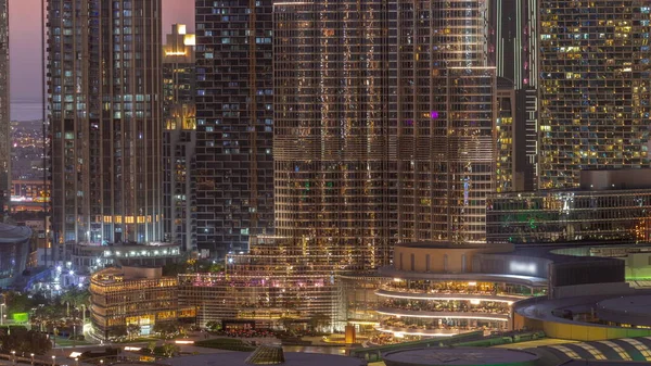 아랍에미리트 두바이에서는 전환제를 사용하는 쇼핑몰 쇼핑을 공중의 꼭대기 — 스톡 사진