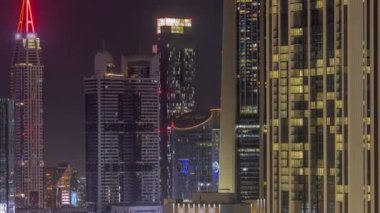 Sheikh Zayed Yolu ve DIFC bölgesi çevresindeki yüksek binalar ve Dubai, BAE 'deki gece saatleri. Pencerelerinde ışıklar olan Uluslararası Finans Merkezi gökdelenleri