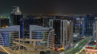 Dubai 'deki Business Bay' deki gökdelenler. Yeni vinçleri olan kuleler ve inşaat alanı, Birleşik Arap Emirlikleri