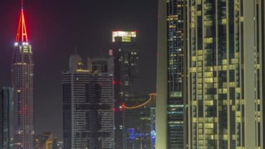 Sheikh Zayed Yolu ve DIFC bölgesi hava zaman çizelgesinin etrafındaki yüksek binalarda, tüm gece boyunca Dubai, BAE 'de ışıklar kapalı. Camlı Uluslararası Finans Merkezi gökdelenleri