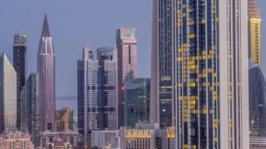 Sheikh Zayed Yolu ve DIFC hava sahası çevresindeki yüksek binalar Dubai, BAE 'deki geçiş zamanı. Daha önce cam yüzeyi olan Uluslararası Finans Merkezi gökdelenleri