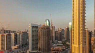 Dubai hava sahasındaki Business Bay 'deki gökdelenler. Gün doğumunda, Birleşik Arap Emirlikleri 'nde vinçleri olan yeni kulelerin kesiştiği ve inşa edildiği yer
