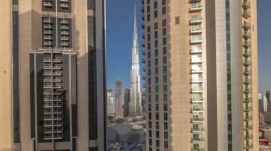 Gün doğumundan sonra Dubai şehir merkezindeki en uzun gökdelenler tüm gün boyunca alışveriş merkezinin hava saatlerine yakın bulvar caddesinde yer alıyor. Çatısı bahçeli yürüyüş alanı
