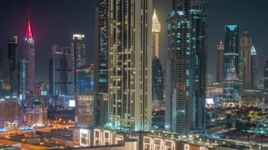 Işıklar kapanıp kapanırken dünya saati. Sheikh Zayed Yolu ve DIFC bölge havalimanı çevresindeki kuleler. Dubai, BAE 'de gece aydınlatma saatleri olsun ya da olmasın. Uluslararası Finans Merkezi