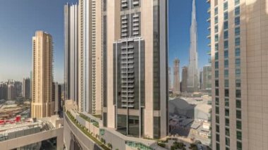 Panorama, Dubai şehir merkezindeki en uzun gökdelenleri gösteriyor. Bulvarda, alışveriş merkezinin hava saatine yakın bir yerde. Çatısı bahçeli yürüyüş alanı
