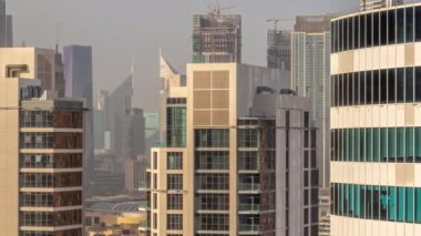 Dubai İşletme Koyu 'ndaki gökdelenler ve finans bölgesi hava zaman çizelgeleri. Ofis kuleleri ve şantiyeli gökyüzü.