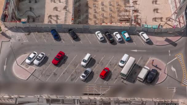 Вид Сверху Парковку Большим Количеством Машин Въезжающих Выезжающих Вид Сверху — стоковое видео