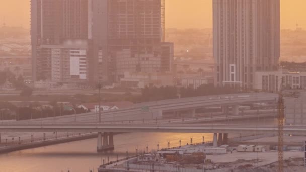 Dubai Business Bayn Kaupunkikuvapilvenpiirtäjät Joilla Silta Vesikanavan Yli Auringonlaskun Taivas — kuvapankkivideo