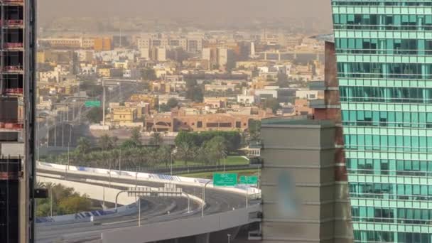 从上空俯瞰迪拜的天桥和许多公寓楼的交通情况 商业湾区附近的豪华别墅 — 图库视频影像