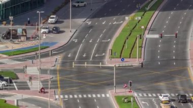 Dubai 'deki yol kesişiminde yoğun trafik var. Bölge hava trafiği, BAE. Sabahleyin birçok araba ve otobüs kavşakta hareket ediyor, BAE