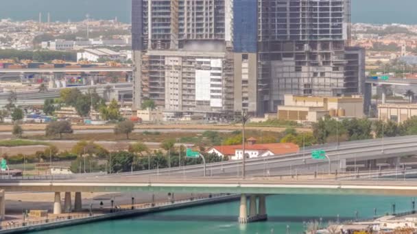 Dubai Business Bayn Kaupunkikuvapilvenpiirtäjät Joilla Silta Vesikanavan Yli Moderni Horisonttiin — kuvapankkivideo
